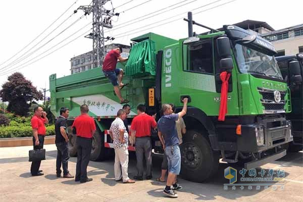 客戶體驗(yàn)上汽紅巖城市智能渣土車