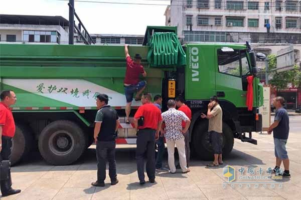 客戶體驗(yàn)上汽紅巖城市智能渣土車