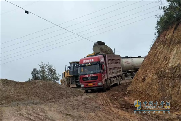 搭載西安康明斯發(fā)動機(jī)的陜汽德龍自卸車