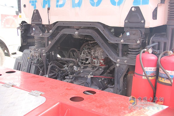 廣汽日野700系中置軸轎運(yùn)車(chē)駕駛室采用四點(diǎn)減震，乘坐感舒適
