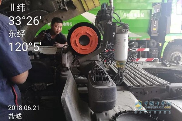 中國重汽服務(wù)人員對汕德卡油路氣路進(jìn)行檢查