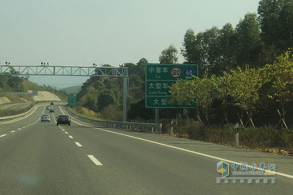 從莞高速公路（東莞段）塘清收費(fèi)站因車(chē)流量較大新增一入口