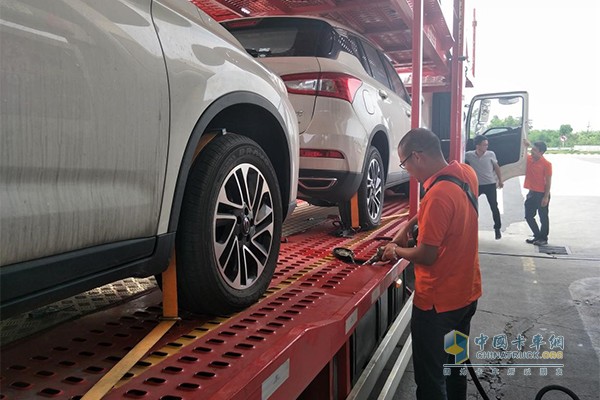 廣汽日野工作人員正在為廣汽日野中置軸轎運車加注燃油