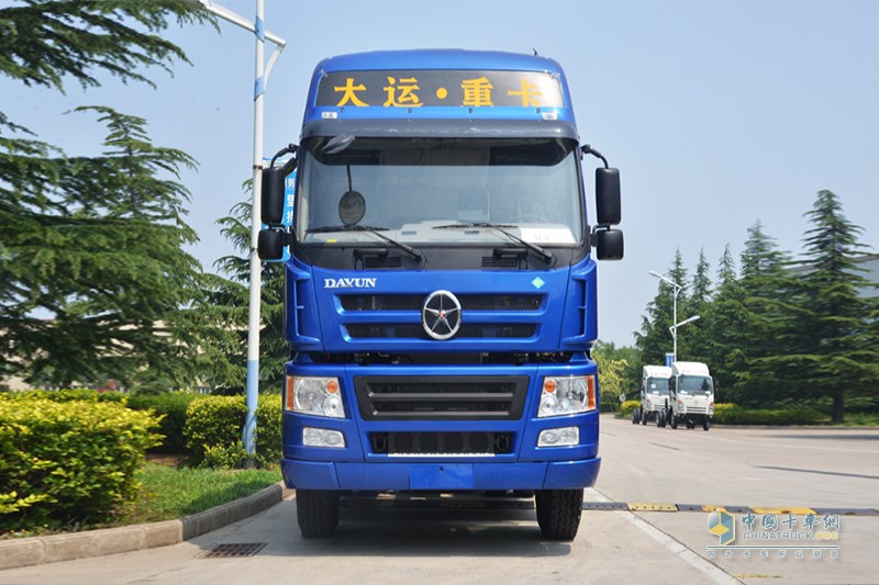 大運(yùn)E8重卡純電動(dòng) 6×4 牽引車