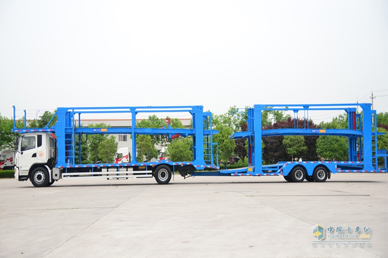 大運(yùn)N6中置軸6×2 290馬力國(guó)五轎運(yùn)車(chē) 