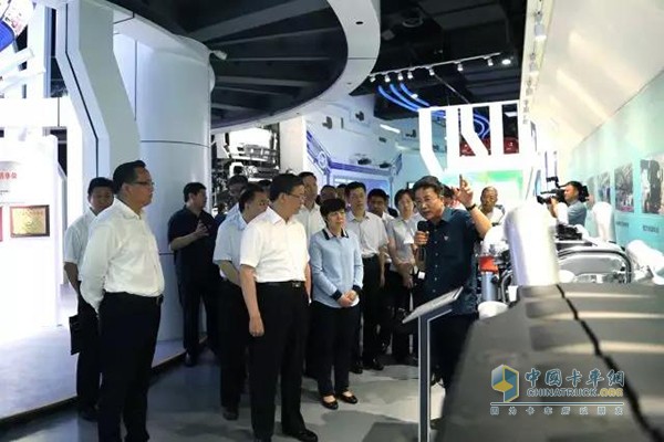 中共中央委員、國家海關(guān)總署黨組書記、署長倪岳峰到中國重汽考察調(diào)研