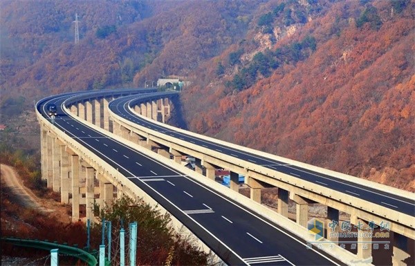要深入推進(jìn)貨運(yùn)行業(yè)供給側(cè)結(jié)構(gòu)性改革和轉(zhuǎn)型發(fā)展