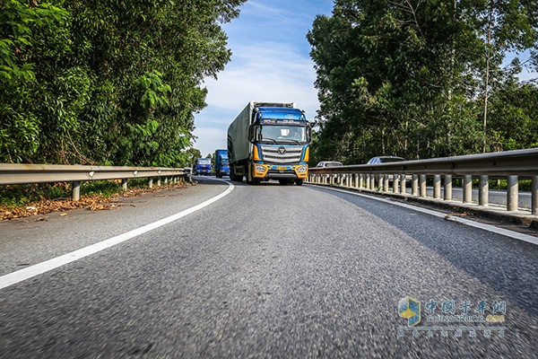 正在進行道路實況賽的歐曼EST超級卡車