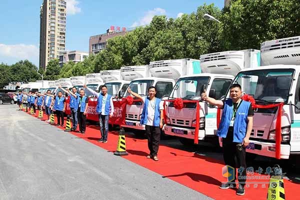 浙江長典醫(yī)藥有限公司首批慶鈴五十鈴600P冷藏車交付儀式現(xiàn)場