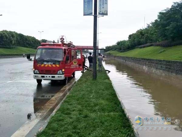 抗洪現(xiàn)場的慶鈴五十鈴消防車