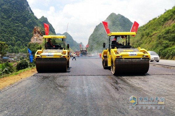 建設(shè)中的靖龍高速公路