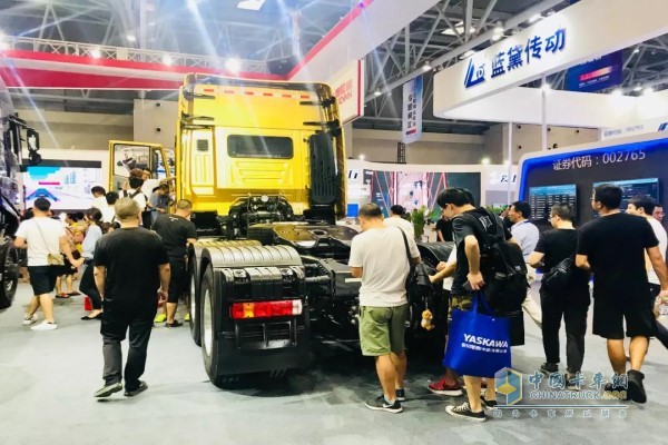 智能網(wǎng)聯(lián)6×6全驅(qū)大件運(yùn)輸車