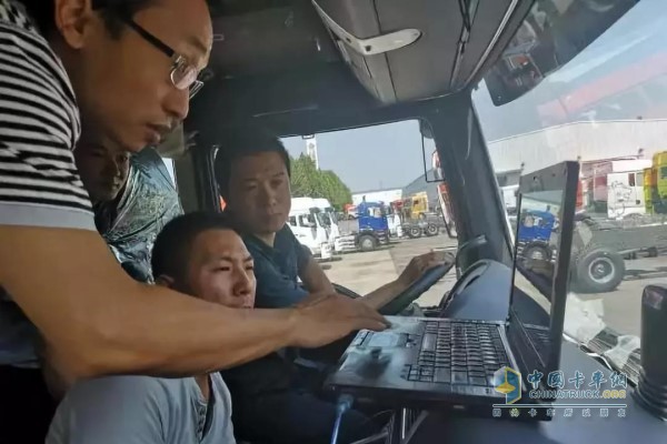 WABCO培訓專家在路試現(xiàn)場對技師進行智能卡車進行指導