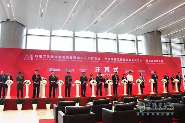 四川現(xiàn)代汽車有限公司副總經(jīng)理、銷售本部長林坰澤參加開幕剪彩儀式
