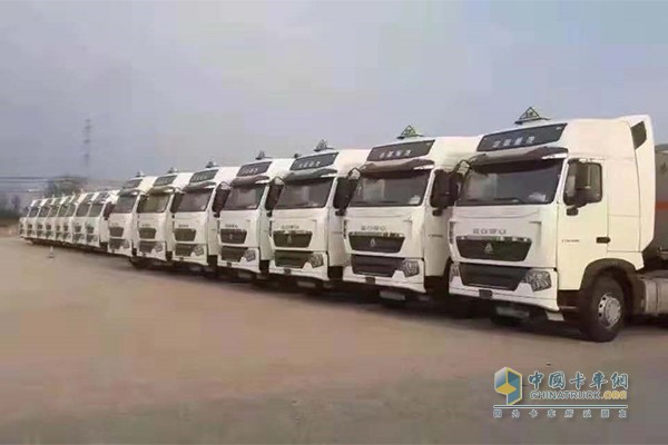 日照龍晨物流有限公司購買的中國重汽T7H?；愤\(yùn)輸車
