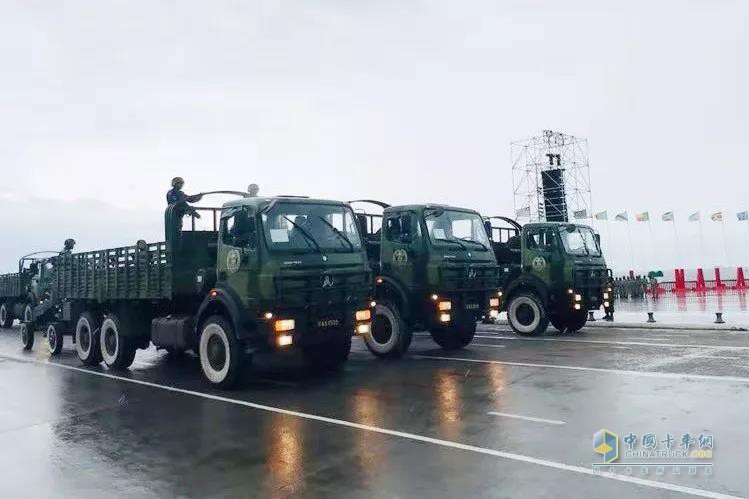 北奔重汽運(yùn)兵車(chē)及后勤保障車(chē)亮相幾內(nèi)亞閱兵儀式