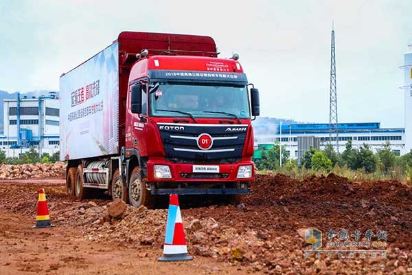 歐曼GTL自卸車進行泥濘道路測試