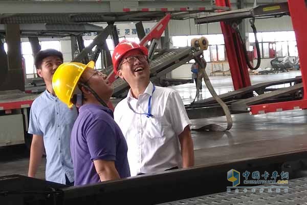 記者參觀長(zhǎng)久專用車滁州生產(chǎn)車間
