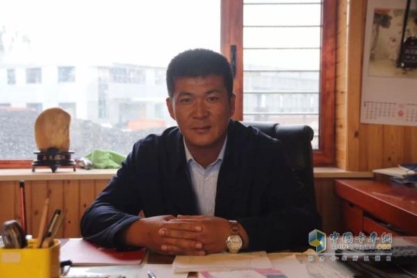 營口寶暢汽車銷售服務(wù)有限公司負責(zé)人溫寶生辦公室外，正在建設(shè)中的銷售大廳、服務(wù)維修車間