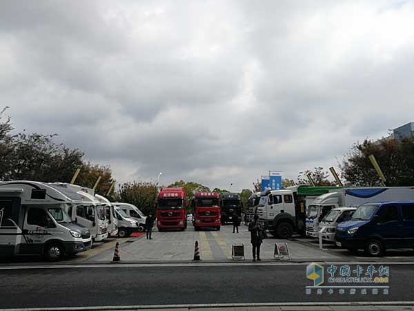 大會展車區(qū)域商用車云集，吸引行業(yè)內(nèi)外等諸多人士觀摩、品鑒