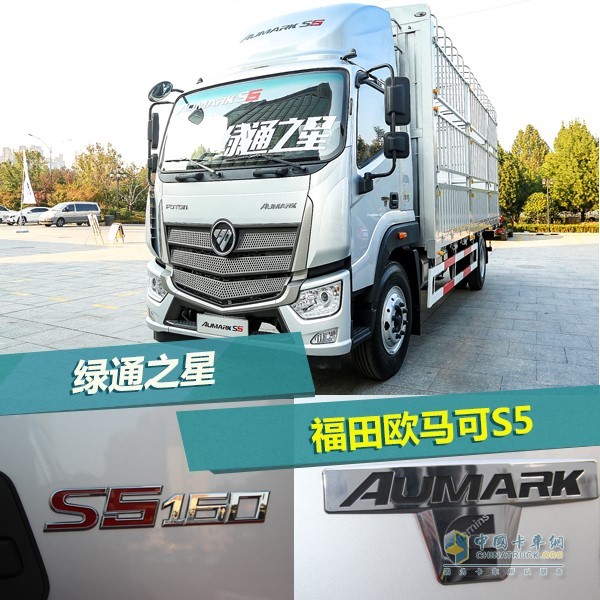 駕駛室門兩邊均貼有馬力、車型等標(biāo)識(shí)