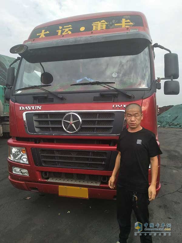李晉春和大運(yùn)重卡合影