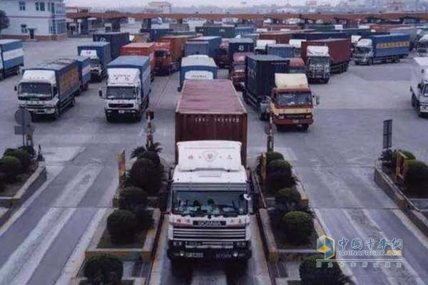 聚集排隊等待年審驗的貨車
