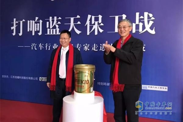 龍?bào)纯萍级麻L(zhǎng)石俊峰與中國(guó)內(nèi)燃機(jī)協(xié)會(huì)副秘書(shū)長(zhǎng)共同揭幕新品