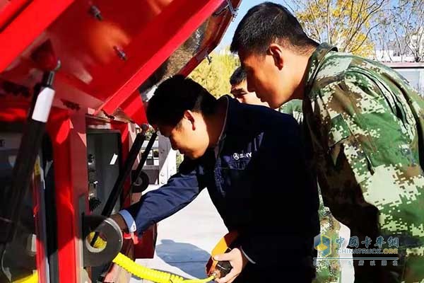 黃瀅恒在現(xiàn)場給消防官兵做臂架泵管余水處理講解