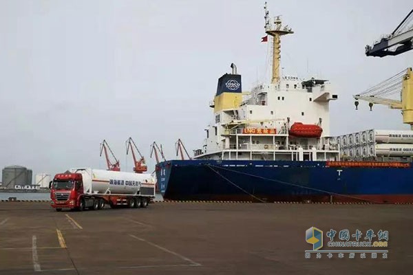 中國重汽豪沃、豪瀚LNG運(yùn)輸車