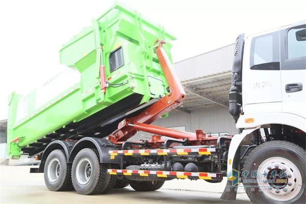 12T車(chē)廂可拆卸式垃圾車(chē)工況場(chǎng)景展示