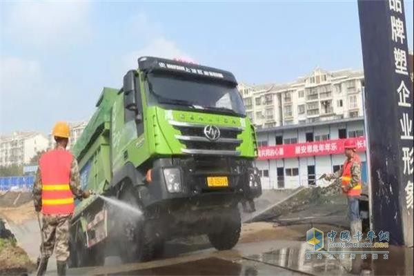 四川綿陽(yáng)安州的工地上，新型紅巖智能渣土車(chē)已在“服役”。