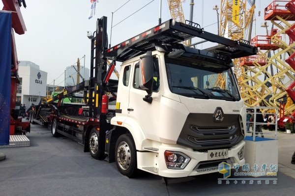 宏昌天馬中置軸轎運(yùn)車