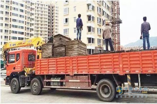 卡車司機(jī)參與卸貨
