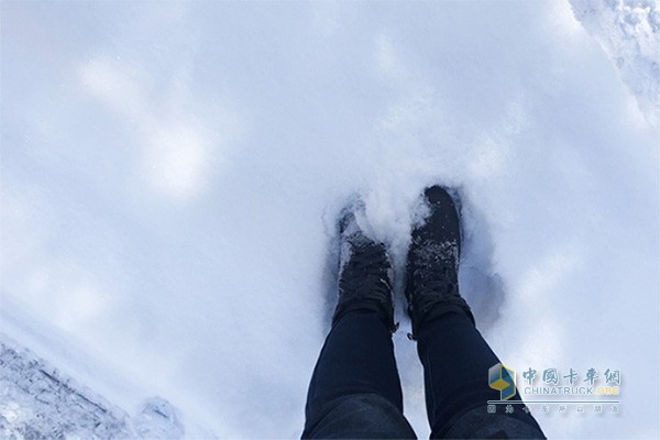 ?大雪，積雪厚度已沒過腳踝