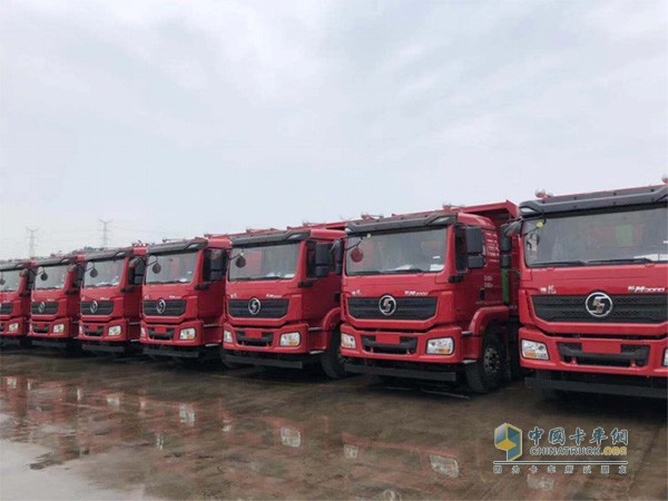 ?鼎銳物流購買的首批20臺(tái)裝配濰柴發(fā)動(dòng)機(jī)的陜汽德龍