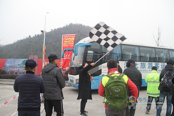 準備出發(fā)去工程組比賽場地的選手