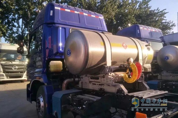 搭載康明斯X12N天然氣發(fā)動(dòng)機(jī)的牽引車
