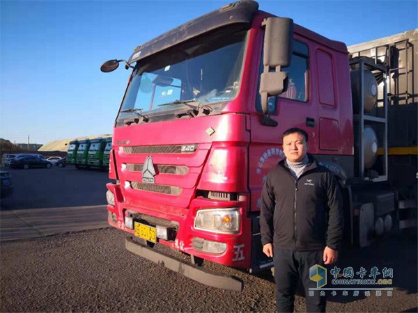 唐山汽車(chē)五隊(duì)與重汽豪沃合影