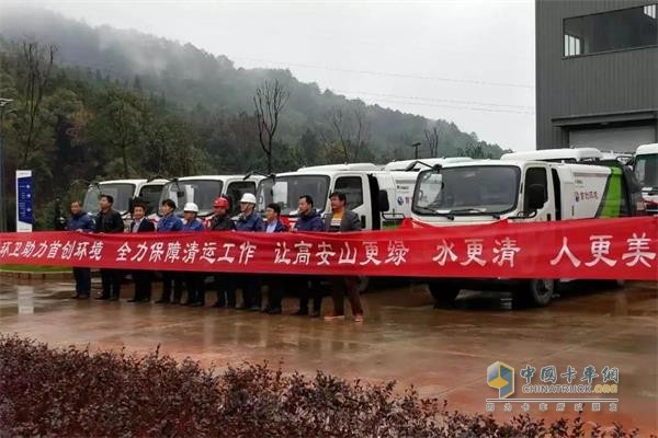 宇通壓縮式垃圾車交付江西