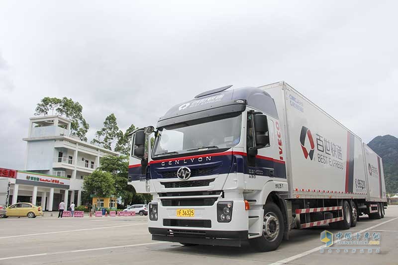 上汽紅巖杰獅M500 430馬力 6X2R 國五中置軸載貨車