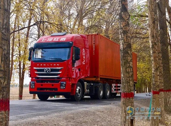 紅巖杰獅冠軍版牽引車(chē)