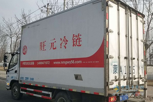 行駛在路上的福田歐馬可S5