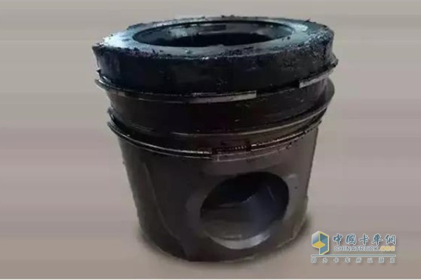 活塞頭部、活塞環(huán)槽內(nèi)積碳增多