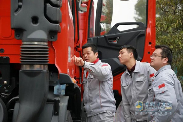 東風商用車技術人員現(xiàn)場講解新車技術亮點