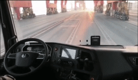 一汽解放智能港口車自動(dòng)駕駛