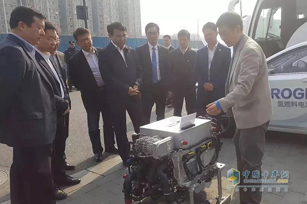 視察團一行了解億華通氫燃料電池