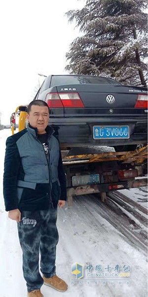 成功拖車后，郭先生與救援車輛合影(資料圖)