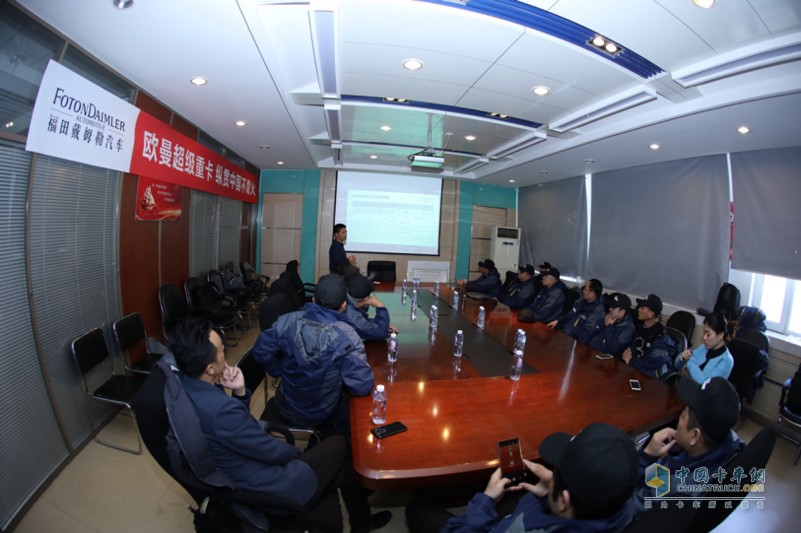 “縱貫中國(guó)不熄火” 歐曼超級(jí)重卡一箱油挑戰(zhàn)3500公里發(fā)車(chē)