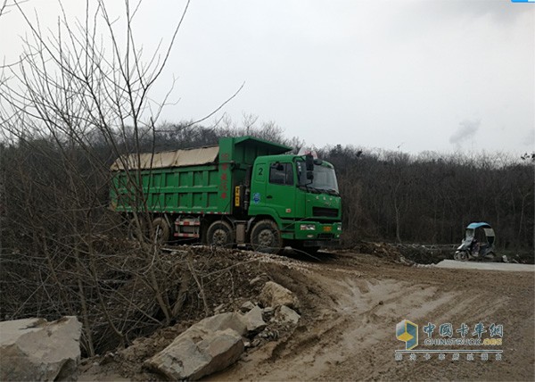 華菱星馬自卸車跑碎石路、泥濘路等復(fù)雜路況很輕松